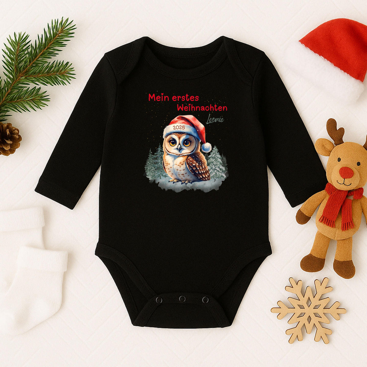 Personalisierter Langarm-Babybody mit dem Schriftzug „Mein erstes Weihnachten“. Der Body ist aus weicher, atmungsaktiver Baumwolle gefertigt und bietet höchsten Tragekomfort für Babys empfindliche Haut. Durch den hochwertigen Druck mit individuellem Namen wird jedes Stück zu einem Unikat. Ideal als Weihnachtsgeschenk für Eltern oder Großeltern, als Outfit für Fotoshootings oder als festliche Erinnerung an das erste gemeinsame Weihnachten.