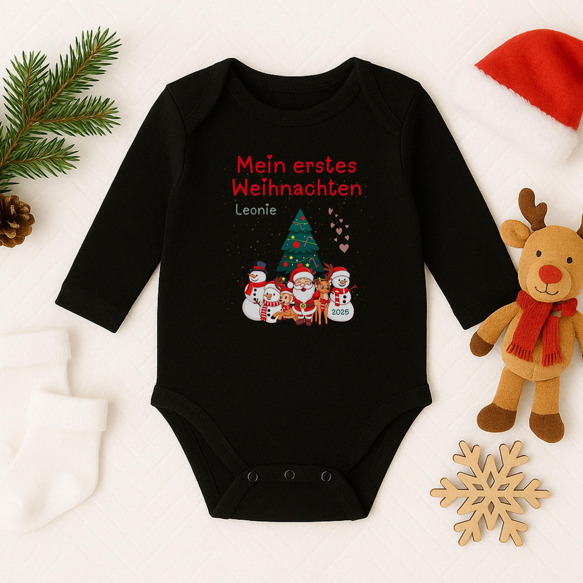 Weicher Babybody Langarm mit Personalisierung – perfekt für das erste Weihnachtsfest. Der Body überzeugt durch seine hochwertige Verarbeitung, den angenehmen Tragekomfort und den liebevollen Aufdruck „Mein erstes Weihnachten“. Mit Namensdruck wird er zu einem persönlichen Erinnerungsstück und eignet sich wunderbar für Familienfotos, Feiern oder als Geschenkidee für Eltern, Paten und Großeltern.Ideal als Weihnachtsgeschenk für Eltern oder Großeltern, als Outfit für Fotoshootings