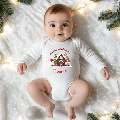 Langarm-Babybody Weihnachten aus weicher, atmungsaktiver Baumwolle mit dem Aufdruck „Mein erstes Weihnachten“. Der Body ist personalisiert mit Namen und eignet sich perfekt als Outfit für Babys erstes Weihnachtsfest. Hochwertiger Druck und bequemer Schnitt sorgen für angenehmen Tragekomfort. Ideal für Fotoshootings, Familienfeste oder als Geschenkidee für Eltern, Großeltern oder Paten. Ein liebevoll gestalteter Weihnachtsbody Baby, der Erinnerungen an die schönste Zeit des Jahres bewahrt.
