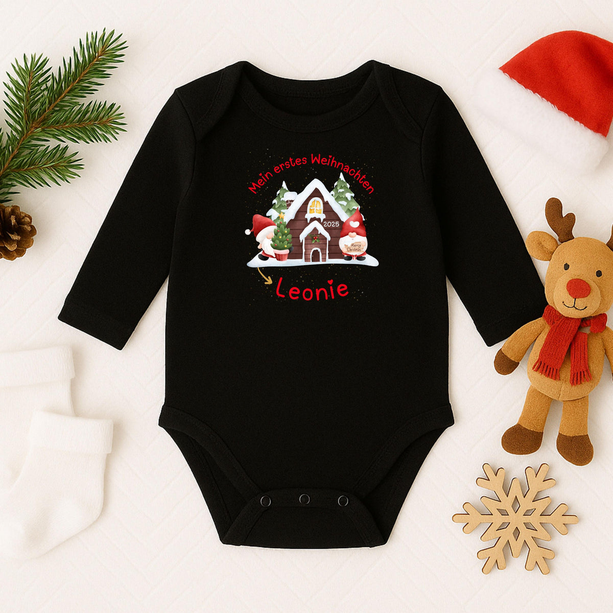 Langarm-Babybody Weihnachten aus weicher, atmungsaktiver Baumwolle mit dem Aufdruck „Mein erstes Weihnachten“. Der Body ist personalisiert mit Namen und eignet sich perfekt als Outfit für Babys erstes Weihnachtsfest. Hochwertiger Druck und bequemer Schnitt sorgen für angenehmen Tragekomfort. Ideal für Fotoshootings, Familienfeste oder als Geschenkidee für Eltern, Großeltern oder Paten. Ein liebevoll gestalteter Weihnachtsbody Baby, der Erinnerungen an die schönste Zeit des Jahres bewahrt.