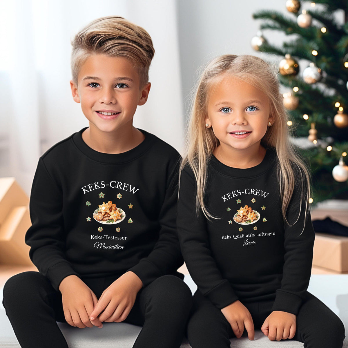 Personalisierter Weihnachtspullover Familie „Keks-Crew“ mit Plätzchenmotiv. Perfektes Familienoutfit für Eltern, Kinder & Babys zum gemeinsamen Plätzchenbacken. Lustige Titel wie Chef-Keksbäcker, Keks-Testesser oder Keks-Königin. Ideal als Partnerlook Weihnachten, Geschenkidee für Familien, Eltern, Großeltern oder Geschwister. Nachhaltig produziert hochwertig bedruckt, erhältlich als Sweatshirt T-Shirt oder Body. Süßes Weihnachtsoutfit für die ganze Familie & Kleidung für Weihnachtsbäckerei-Fans
