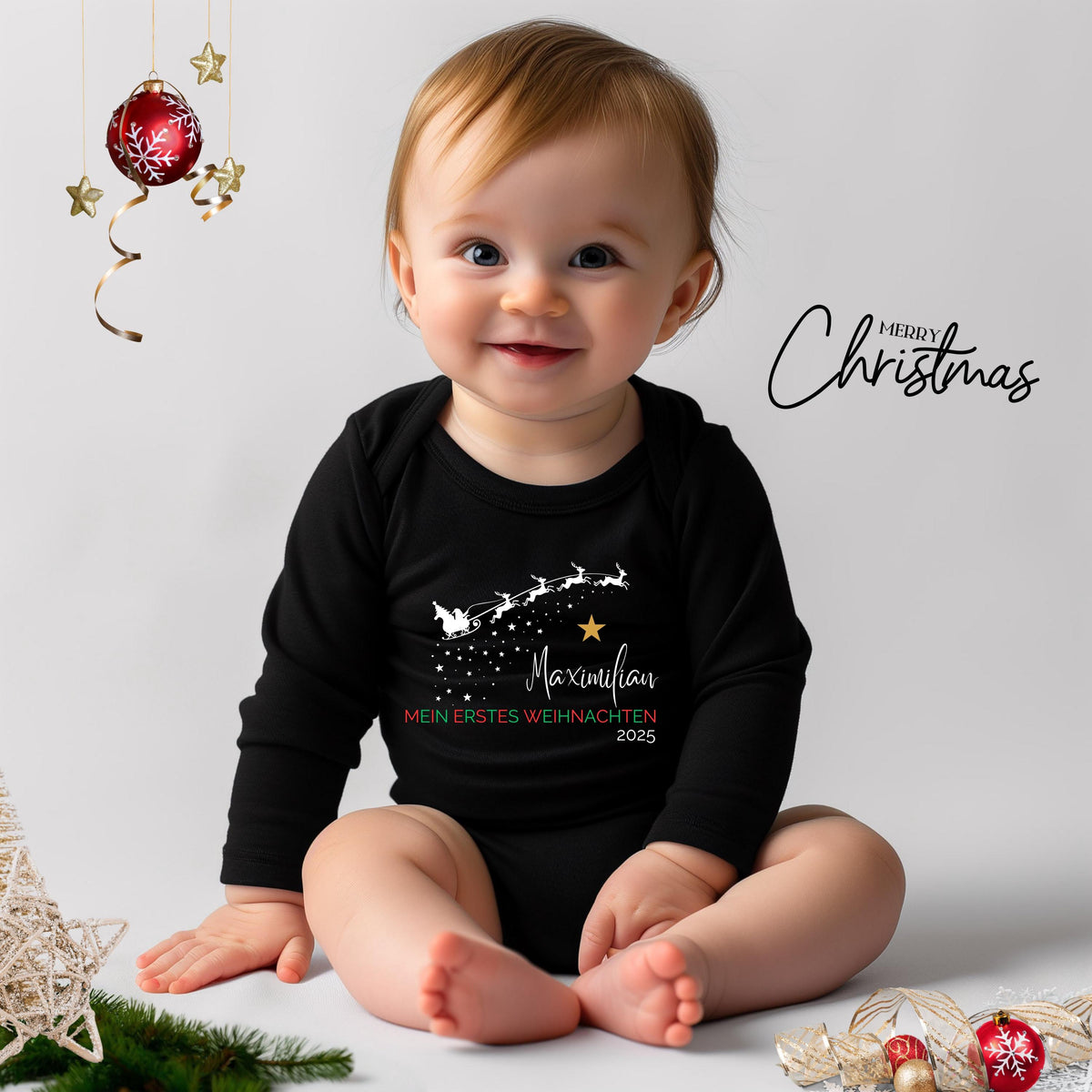 Hochwertiger Langarm-Babybody Weihnachten mit dem Schriftzug „Mein erstes Weihnachten“. Personalisierbar mit Namen und gefertigt aus angenehm weicher Baumwolle. Der Body eignet sich perfekt als Weihnachtsoutfit für Babys erstes Fest, für Familienfotos oder als besonderes Geschenk. Mit liebevollem Design, langlebigem Druck und bequemer Passform ist dieser Weihnachtsbody Baby ein wunderschönes Erinnerungsstück für Eltern und Großeltern.