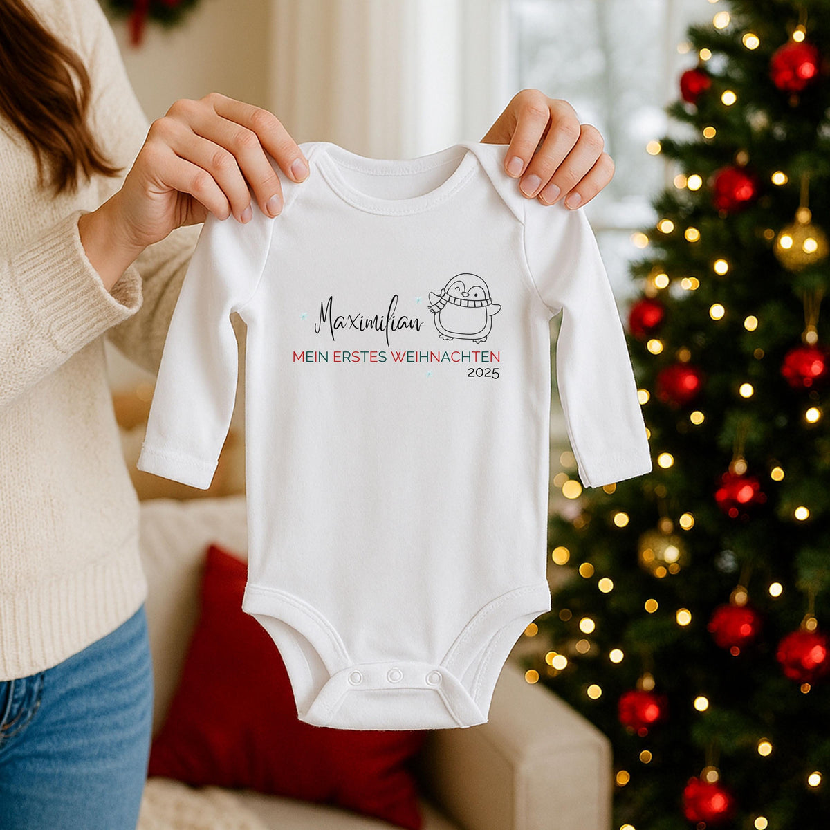 Langarm-Babybody mit Aufdruck „Mein erstes Weihnachten“, personalisiert mit Namen. Ideal als Weihnachtsbody Baby für das erste Fest, für Fotoshootings oder als Geschenkidee für Eltern und Großeltern. Der Body besteht aus hochwertiger Baumwolle, ist angenehm weich, pflegeleicht und langlebig. Perfekt als Baby Weihnachten Outfit und emotionales Andenken an die erste gemeinsame Weihnachtszeit. Weihnachtsoutfit für Babys erstes Fest, für Familienfotos oder als besonderes Geschenk