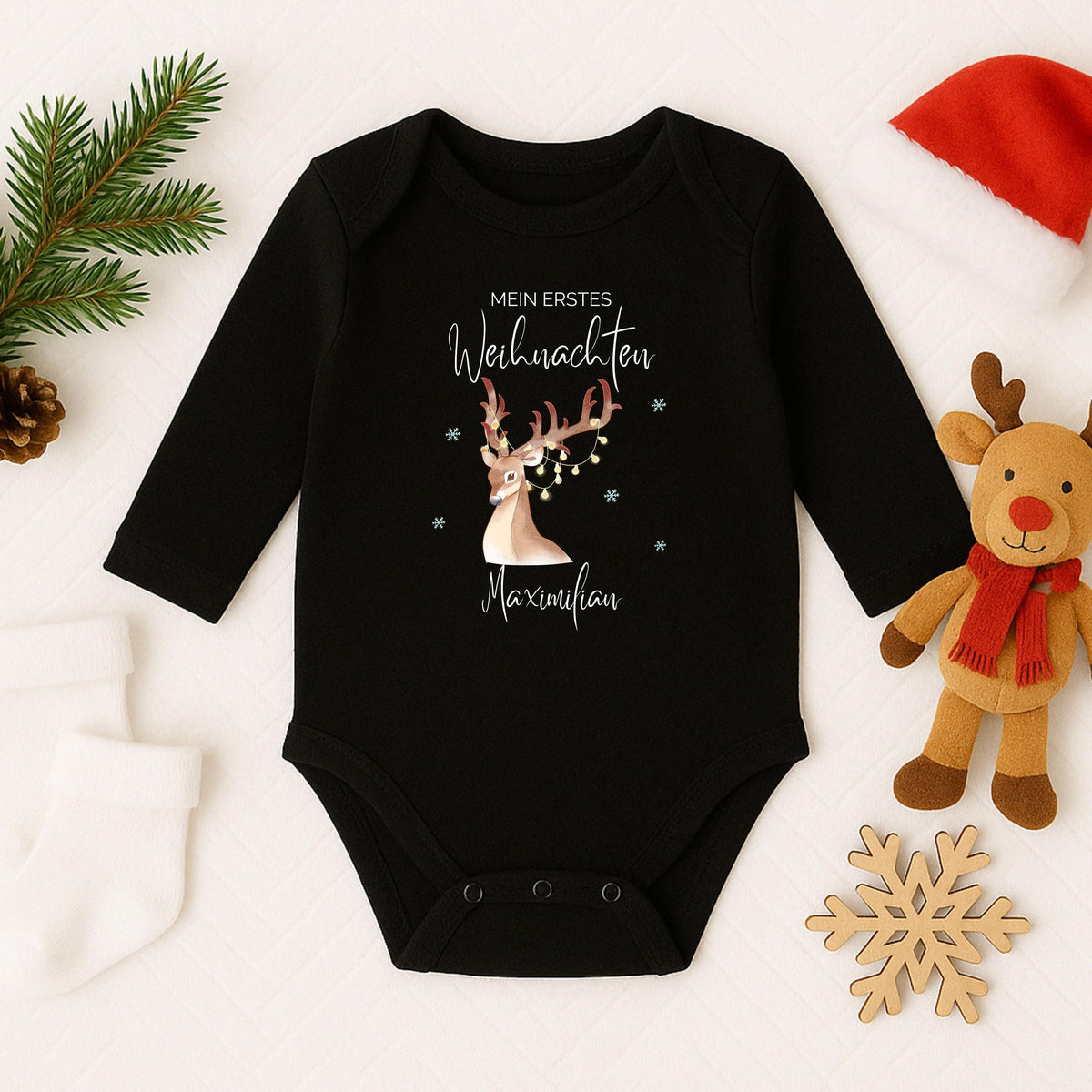 Personalisierter Babybody Weihnachten aus weicher Baumwolle mit dem Schriftzug „Mein erstes Weihnachten“. Dieser Langarmbody ist das perfekte Outfit für Babys erstes Weihnachtsfest und ein wunderschönes Geschenk für Eltern, Paten oder Großeltern. Der Druck ist hochwertig, langlebig und farbintensiv. Durch die bequeme Passform eignet sich der Body ideal für Fotoshootings, Familienfeiern oder kuschelige Wintertage. Ein festlicher Weihnachtsbody Baby, der Erinnerungen schafft.