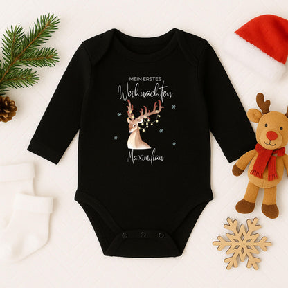 Personalisierter Babybody Weihnachten aus weicher Baumwolle mit dem Schriftzug „Mein erstes Weihnachten“. Dieser Langarmbody ist das perfekte Outfit für Babys erstes Weihnachtsfest und ein wunderschönes Geschenk für Eltern, Paten oder Großeltern. Der Druck ist hochwertig, langlebig und farbintensiv. Durch die bequeme Passform eignet sich der Body ideal für Fotoshootings, Familienfeiern oder kuschelige Wintertage. Ein festlicher Weihnachtsbody Baby, der Erinnerungen schafft.