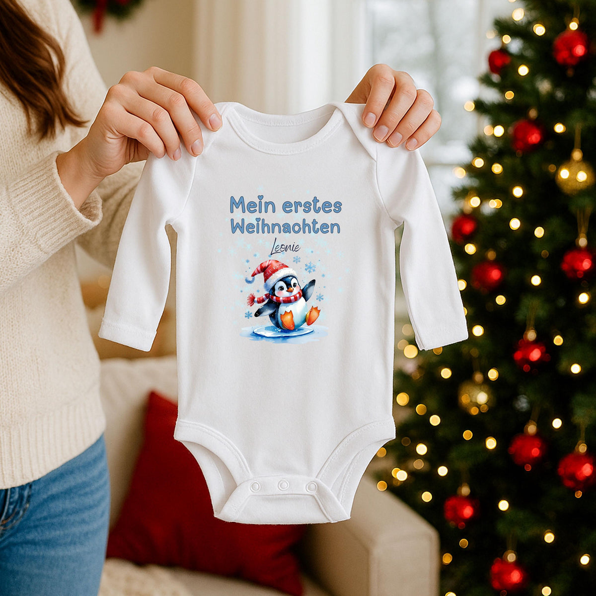 Liebevoll gestalteter Babybody Langarm für Babys erstes Weihnachtsfest. Hergestellt aus weicher, hautfreundlicher Baumwolle und individuell mit dem Namen personalisiert. Ideal für Weihnachtsfotos, Familienfeiern oder als besonderes Geschenk für Eltern und Großeltern. Dieser Body Weihnachten Baby kombiniert Komfort, Qualität und Erinnerungswert – ein Highlight unter dem Weihnachtsbaum.