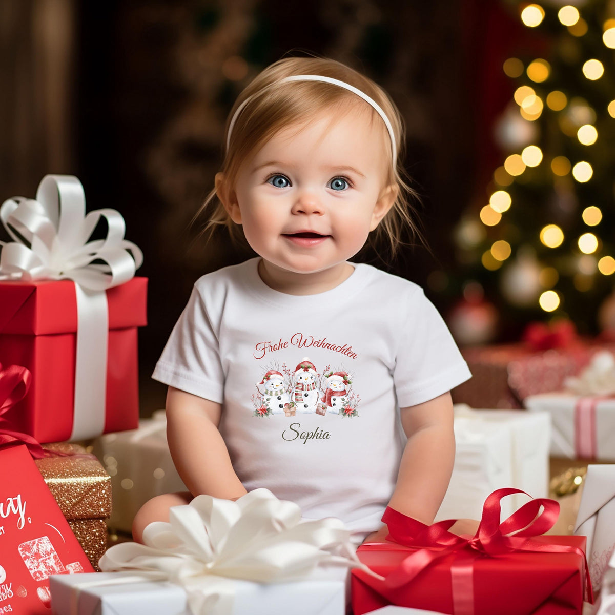 Personalisierbarer Weihnachtspullover Familie mit süßen Schneemännern – perfektes Weihnachtsoutfit als Partnerlook Weihnachten für Eltern, Kinder & Baby. Drei Schneemänner mit Weihnachtsmützen, Geschenken und Wintergrün bringen festliche Stimmung auf T-Shirt, Pullover oder Body. Ideal als Geschwister-Outfit, Familienpulli oder Geschenk zu Weihnachten. Kuscheliger Winterpullover, nachhaltig bedruckt – für Familienfotos, Feiern und gemütliche Wintertage.  Familienoutfit personalisiert Winterpulli