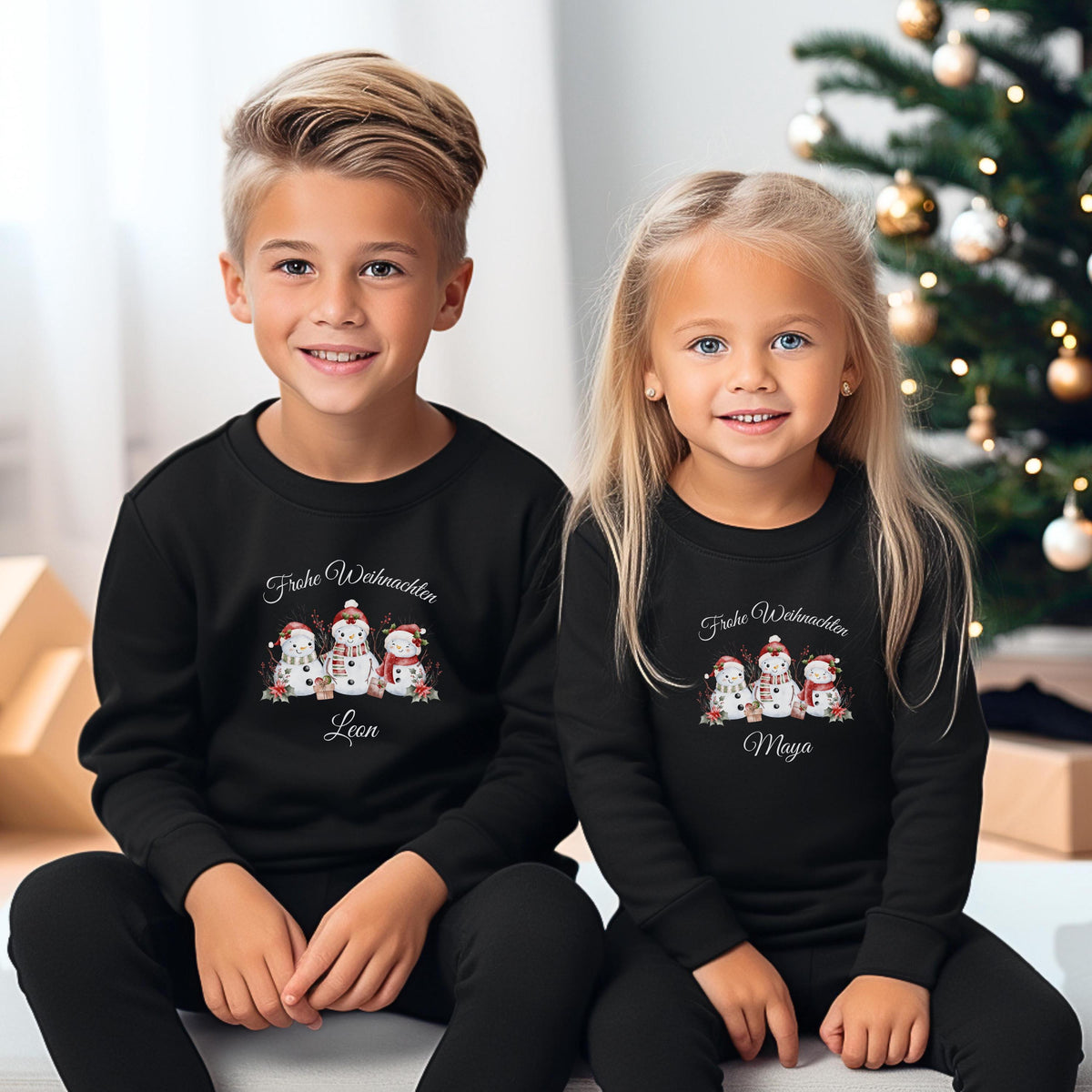 Personalisierbarer Weihnachtspullover Familie mit süßen Schneemännern – perfektes Weihnachtsoutfit als Partnerlook Weihnachten für Eltern, Kinder & Baby. Drei Schneemänner mit Weihnachtsmützen, Geschenken und Wintergrün bringen festliche Stimmung auf T-Shirt, Pullover oder Body. Ideal als Geschwister-Outfit, Familienpulli oder Geschenk zu Weihnachten. Kuscheliger Winterpullover, nachhaltig bedruckt – für Familienfotos, Feiern und gemütliche Wintertage.  Familienoutfit personalisiert Winterpulli