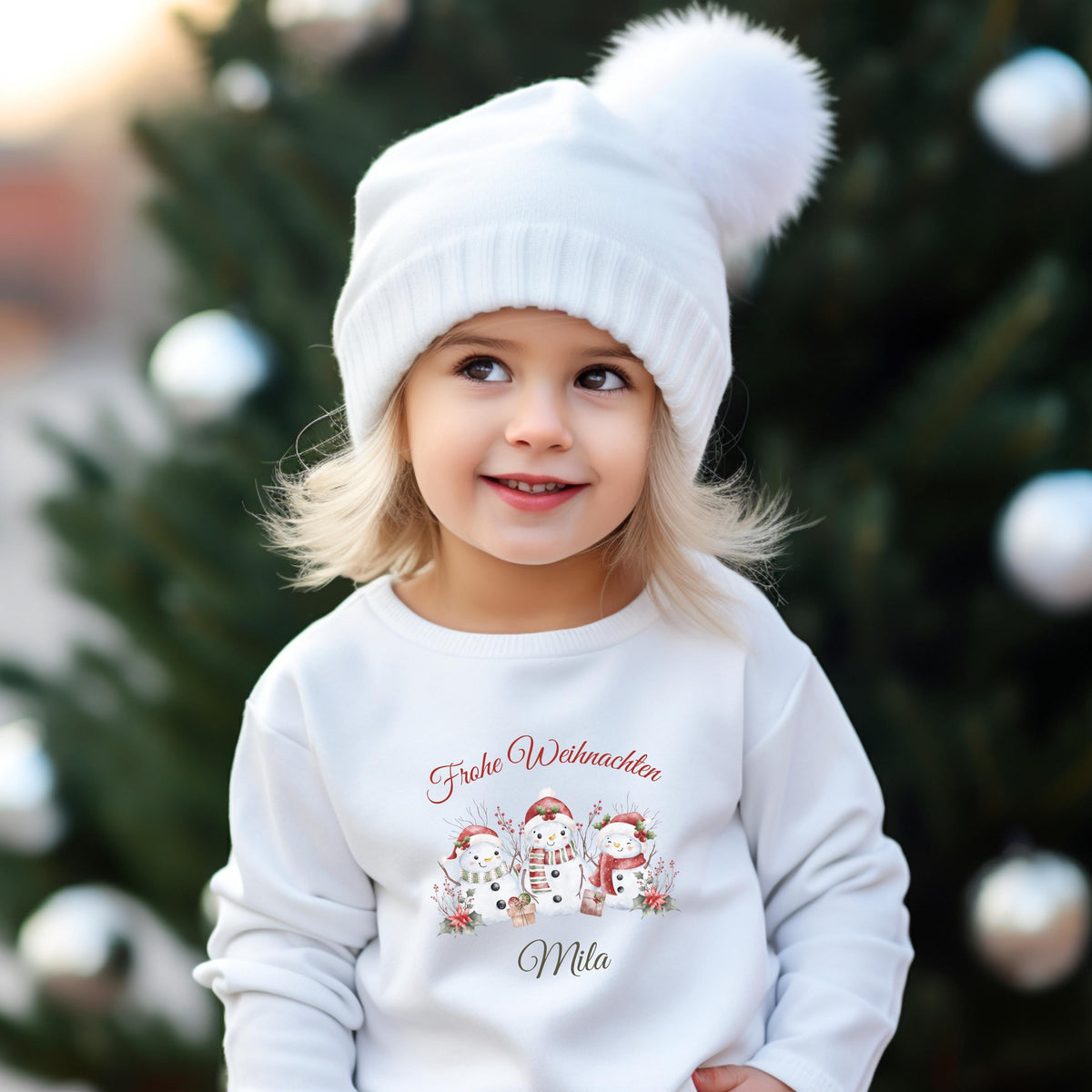 Personalisierbarer Weihnachtspullover Familie mit süßen Schneemännern – perfektes Weihnachtsoutfit als Partnerlook Weihnachten für Eltern, Kinder & Baby. Drei Schneemänner mit Weihnachtsmützen, Geschenken und Wintergrün bringen festliche Stimmung auf T-Shirt, Pullover oder Body. Ideal als Geschwister-Outfit, Familienpulli oder Geschenk zu Weihnachten. Kuscheliger Winterpullover, nachhaltig bedruckt – für Familienfotos, Feiern und gemütliche Wintertage.  Familienoutfit personalisiert Winterpulli