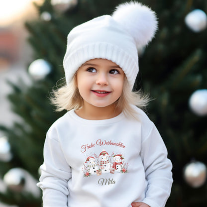 Personalisierbarer Weihnachtspullover Familie mit süßen Schneemännern – perfektes Weihnachtsoutfit als Partnerlook Weihnachten für Eltern, Kinder & Baby. Drei Schneemänner mit Weihnachtsmützen, Geschenken und Wintergrün bringen festliche Stimmung auf T-Shirt, Pullover oder Body. Ideal als Geschwister-Outfit, Familienpulli oder Geschenk zu Weihnachten. Kuscheliger Winterpullover, nachhaltig bedruckt – für Familienfotos, Feiern und gemütliche Wintertage.  Familienoutfit personalisiert Winterpulli
