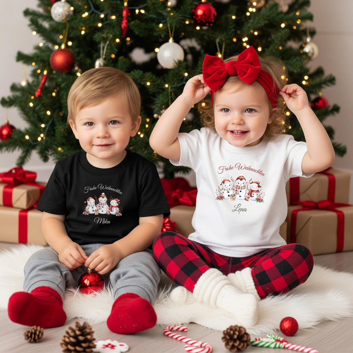 Personalisierbarer Weihnachtspullover Familie mit süßen Schneemännern – perfektes Weihnachtsoutfit als Partnerlook Weihnachten für Eltern, Kinder & Baby. Drei Schneemänner mit Weihnachtsmützen, Geschenken und Wintergrün bringen festliche Stimmung auf T-Shirt, Pullover oder Body. Ideal als Geschwister-Outfit, Familienpulli oder Geschenk zu Weihnachten. Kuscheliger Winterpullover, nachhaltig bedruckt – für Familienfotos, Feiern und gemütliche Wintertage.  Familienoutfit personalisiert Winterpulli