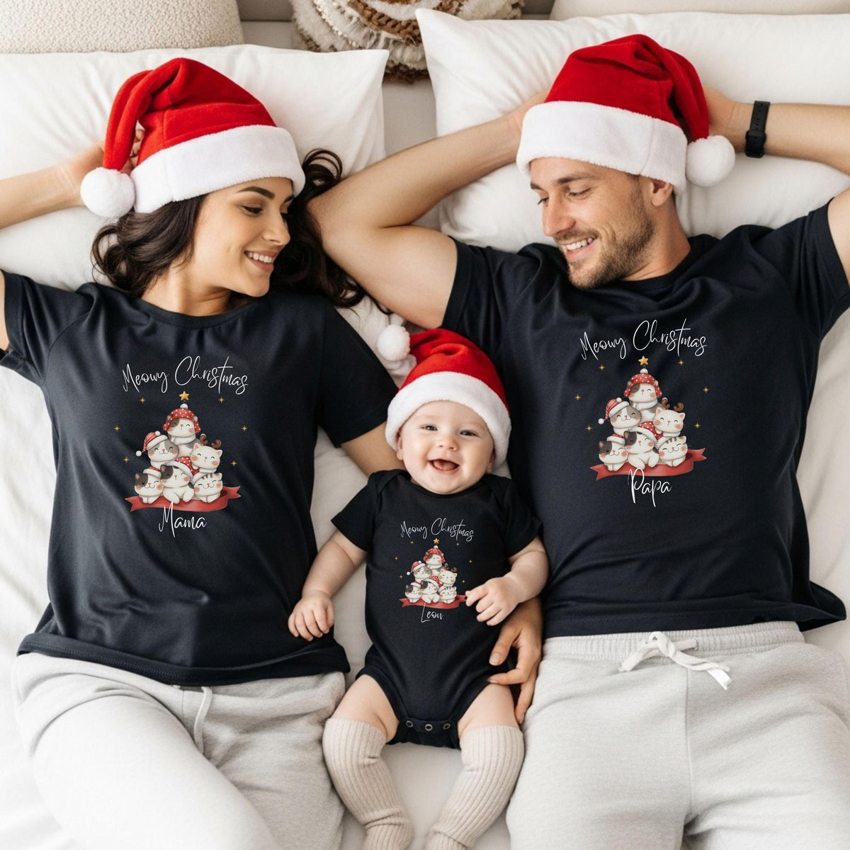 Weihnachtspullover Familie mit süßem Katzenmotiv „Meowy Christmas“ – personalisierbar für Mama, Papa, Kinder & Babys. Sieben niedliche Katzen mit Weihnachtsmützen und Rentierohren sitzen in Form eines Weihnachtsbaums – ideal als Partnerlook Weihnachten, Geschenk für Katzenliebhaber oder Familien-Weihnachtsoutfit. Perfekt für festliche Fotos, Geschwister-Pullover oder Babybodys zu Weihnachten. Ein originelles Weihnachtsoutfit für alle, die Tiere, Familie und Festlichkeit vereinen wollen.