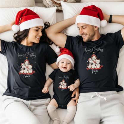 Weihnachtspullover Familie mit süßem Katzenmotiv „Meowy Christmas“ – personalisierbar für Mama, Papa, Kinder & Babys. Sieben niedliche Katzen mit Weihnachtsmützen und Rentierohren sitzen in Form eines Weihnachtsbaums – ideal als Partnerlook Weihnachten, Geschenk für Katzenliebhaber oder Familien-Weihnachtsoutfit. Perfekt für festliche Fotos, Geschwister-Pullover oder Babybodys zu Weihnachten. Ein originelles Weihnachtsoutfit für alle, die Tiere, Familie und Festlichkeit vereinen wollen.