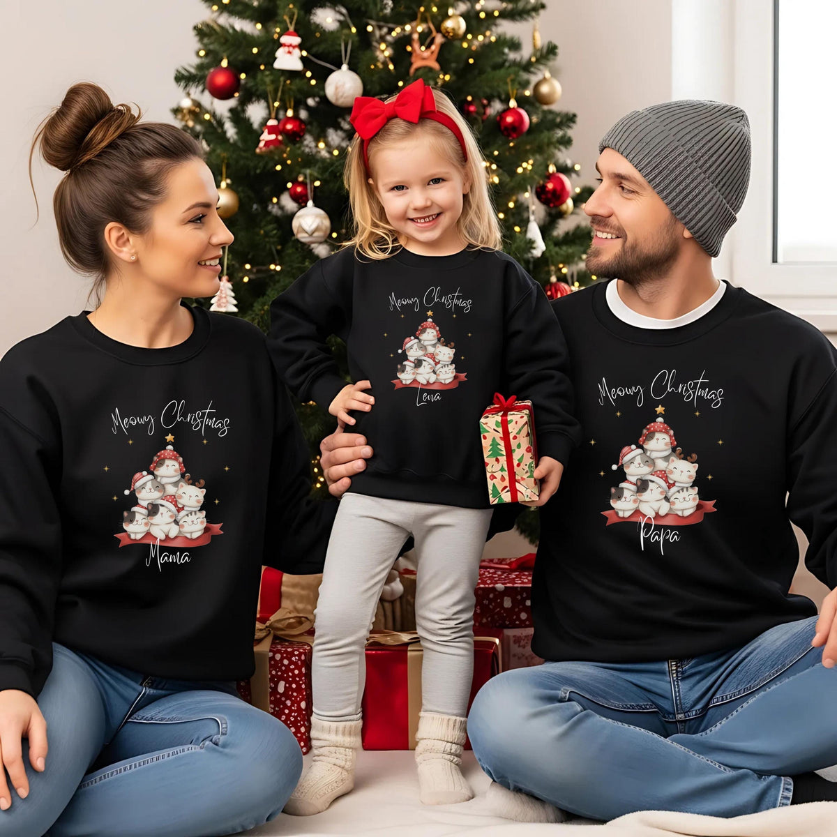 Weihnachtspullover Familie mit süßem Katzenmotiv „Meowy Christmas“ – personalisierbar für Mama, Papa, Kinder & Babys. Sieben niedliche Katzen mit Weihnachtsmützen und Rentierohren sitzen in Form eines Weihnachtsbaums – ideal als Partnerlook Weihnachten, Geschenk für Katzenliebhaber oder Familien-Weihnachtsoutfit. Perfekt für festliche Fotos, Geschwister-Pullover oder Babybodys zu Weihnachten. Ein originelles Weihnachtsoutfit für alle, die Tiere, Familie und Festlichkeit vereinen wollen.