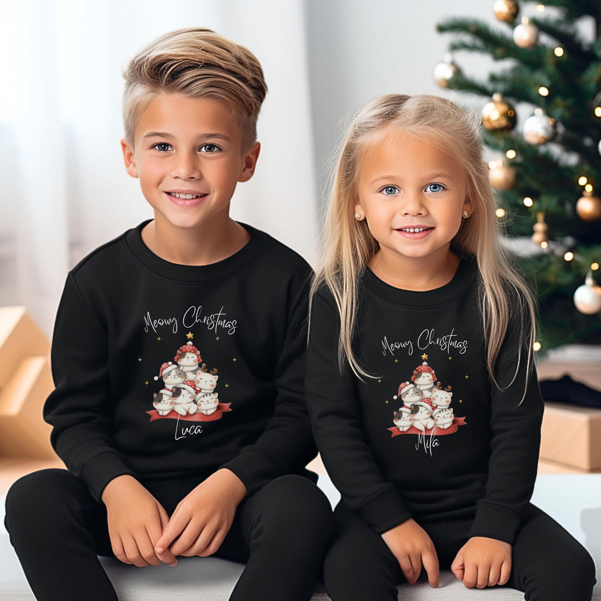 Weihnachtspullover Familie mit süßem Katzenmotiv „Meowy Christmas“ – personalisierbar für Mama, Papa, Kinder & Babys. Sieben niedliche Katzen mit Weihnachtsmützen und Rentierohren sitzen in Form eines Weihnachtsbaums – ideal als Partnerlook Weihnachten, Geschenk für Katzenliebhaber oder Familien-Weihnachtsoutfit. Perfekt für festliche Fotos, Geschwister-Pullover oder Babybodys zu Weihnachten. Ein originelles Weihnachtsoutfit für alle, die Tiere, Familie und Festlichkeit vereinen wollen.