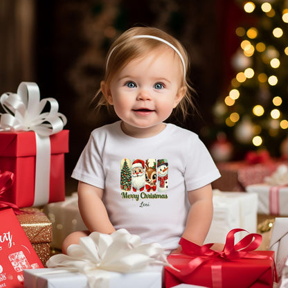 Retro Weihnachtspullover Familie mit Vintage-Charme: Das Motiv zeigt Weihnachtsbaum, Weihnachtsmann, Rentier & Schneemann in nostalgischem Stil – perfekt als personalisierbares Familienoutfit für Eltern, Kinder & Babys. Ideal für Partnerlook Weihnachten, Geschwister Outfit oder Fotoshooting. Weihnachtsoutfit mit festlichem Flair für Mama, Papa & Kids. Als Sweatshirt T-Shirt oder Body. Ein humorvoller und liebevoller Weihnachtspullover mit Retro-Motiv – für winterliche Familienmomente voller Herz
