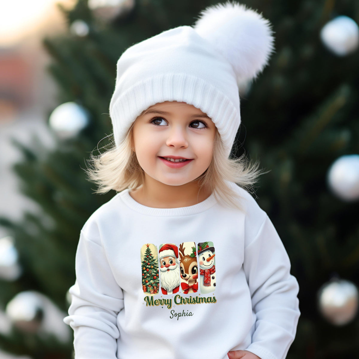 Retro Weihnachtspullover Familie mit Vintage-Charme: Das Motiv zeigt Weihnachtsbaum, Weihnachtsmann, Rentier & Schneemann in nostalgischem Stil – perfekt als personalisierbares Familienoutfit für Eltern, Kinder & Babys. Ideal für Partnerlook Weihnachten, Geschwister Outfit oder Fotoshooting. Weihnachtsoutfit mit festlichem Flair für Mama, Papa & Kids. Als Sweatshirt T-Shirt oder Body. Ein humorvoller und liebevoller Weihnachtspullover mit Retro-Motiv – für winterliche Familienmomente voller Herz