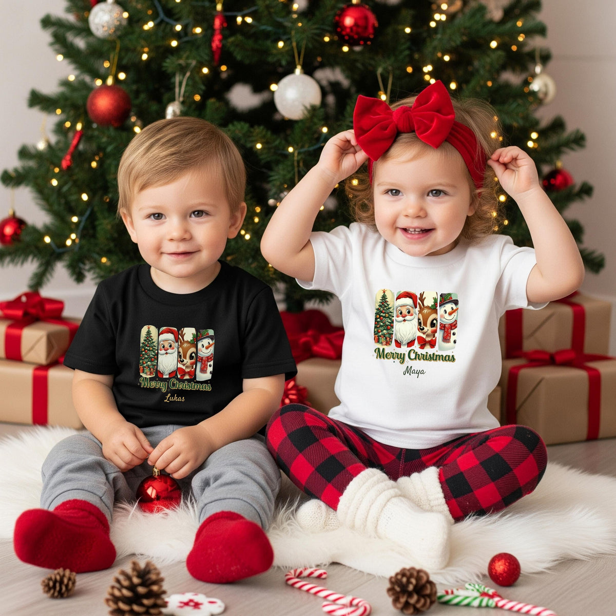 Retro Weihnachtspullover Familie mit Vintage-Charme: Das Motiv zeigt Weihnachtsbaum, Weihnachtsmann, Rentier & Schneemann in nostalgischem Stil – perfekt als personalisierbares Familienoutfit für Eltern, Kinder & Babys. Ideal für Partnerlook Weihnachten, Geschwister Outfit oder Fotoshooting. Weihnachtsoutfit mit festlichem Flair für Mama, Papa & Kids. Als Sweatshirt T-Shirt oder Body. Ein humorvoller und liebevoller Weihnachtspullover mit Retro-Motiv – für winterliche Familienmomente voller Herz