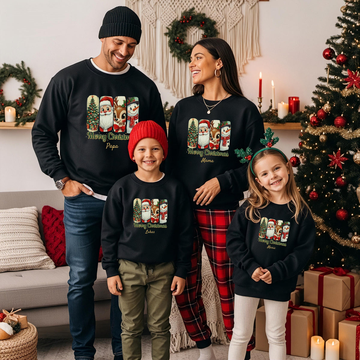 Retro Weihnachtspullover Familie mit Vintage-Charme: Das Motiv zeigt Weihnachtsbaum, Weihnachtsmann, Rentier & Schneemann in nostalgischem Stil – perfekt als personalisierbares Familienoutfit für Eltern, Kinder & Babys. Ideal für Partnerlook Weihnachten, Geschwister Outfit oder Fotoshooting. Weihnachtsoutfit mit festlichem Flair für Mama, Papa & Kids. Als Sweatshirt T-Shirt oder Body. Ein humorvoller und liebevoller Weihnachtspullover mit Retro-Motiv – für winterliche Familienmomente voller Herz