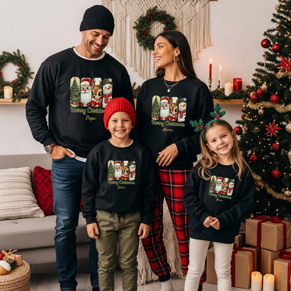 Retro Weihnachtspullover Familie mit Vintage-Charme: Das Motiv zeigt Weihnachtsbaum, Weihnachtsmann, Rentier & Schneemann in nostalgischem Stil – perfekt als personalisierbares Familienoutfit für Eltern, Kinder & Babys. Ideal für Partnerlook Weihnachten, Geschwister Outfit oder Fotoshooting. Weihnachtsoutfit mit festlichem Flair für Mama, Papa & Kids. Als Sweatshirt T-Shirt oder Body. Ein humorvoller und liebevoller Weihnachtspullover mit Retro-Motiv – für winterliche Familienmomente voller Herz