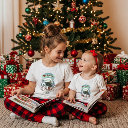 Personalisierter Weihnachtspullover mit nostalgischem Weihnachtszug und dem Spruch „Believe in Magic“ – ideal für Familien als Partnerlook Weihnachten. Das Motiv zeigt eine dampfende Lokomotive im verschneiten Wald, über ihr fliegt der Weihnachtsmann mit Rentieren durch den Nordlicht-Himmel. Für Kinder, Babys und Eltern als festliches Familienoutfit mit Namen. Perfekt für Weihnachtsfotos, Geschwisterpullover, Winterfeste oder als Geschenk für Mama, Papa, Oma, Opa & kleine Eisenbahn-Fans.