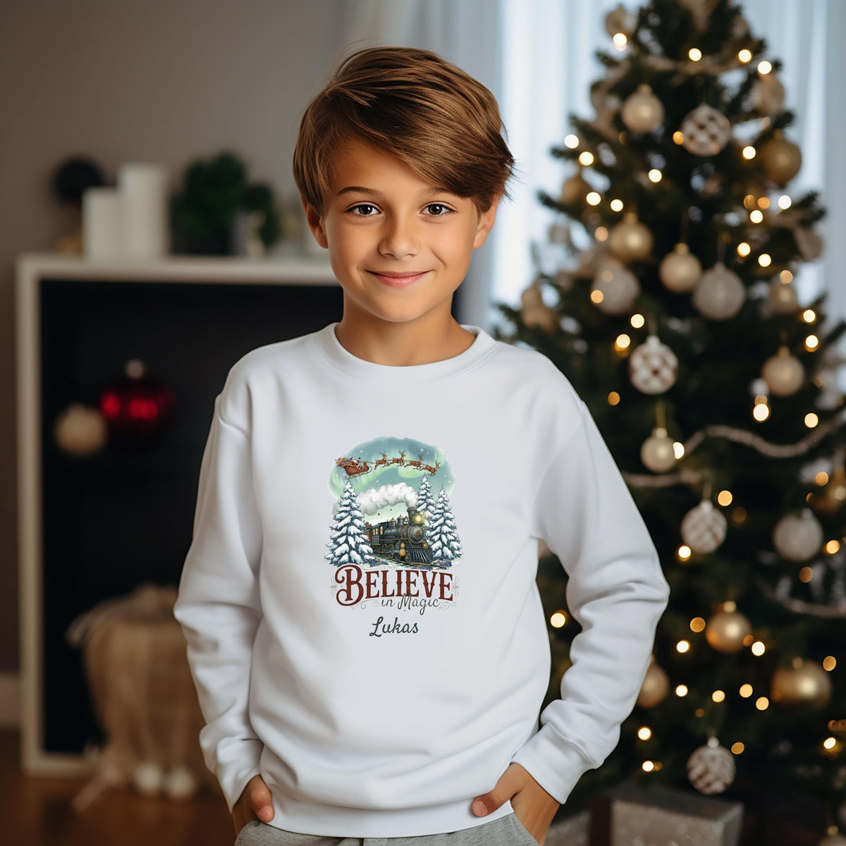 Weihnachtspullover Familie mit nostalgischem Weihnachtszug und Santa-Schlitten – liebevoll personalisiert mit Namen wie "Familie Müller". Das detailreiche Motiv zeigt eine dampfende Lokomotive im verschneiten Tannenwald, darüber zieht der Weihnachtsmann mit Rentieren durch den Polarhimmel. Ideal für Eltern, Kinder & Babys im festlichen Partnerlook. Perfekt als Familien-Weihnachtsoutfit, Geschenk oder Geschwistershirt für Weihnachten, Heiligabend und Familienfotos.Partnerlook Weihnachte