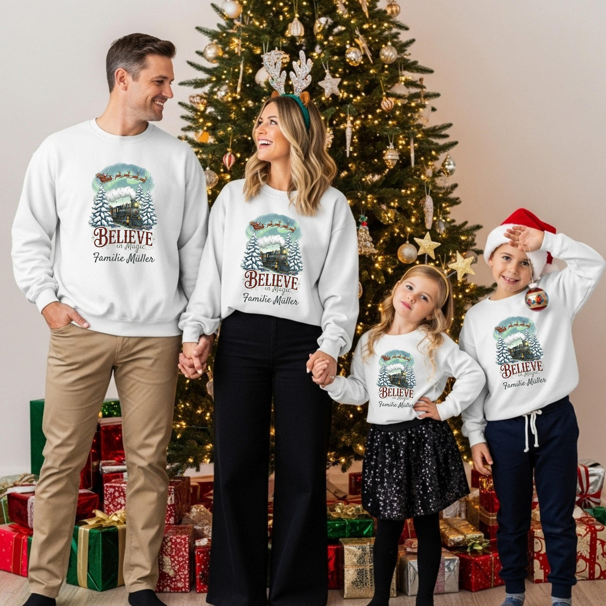 Weihnachtspullover Familie mit nostalgischem Weihnachtszug und Santa-Schlitten – liebevoll personalisiert mit Namen wie "Familie Müller". Das detailreiche Motiv zeigt eine dampfende Lokomotive im verschneiten Tannenwald, darüber zieht der Weihnachtsmann mit Rentieren durch den Polarhimmel. Ideal für Eltern, Kinder & Babys im festlichen Partnerlook. Perfekt als Familien-Weihnachtsoutfit, Geschenk oder Geschwistershirt für Weihnachten, Heiligabend und Familienfotos.Partnerlook Weihnachte
