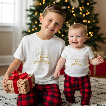 Weihnachtspullover Familie mit goldfarbenem Weihnachtsdorf, Rentierschlitten und „Frohe Weihnachten“-Schriftzug – ideal für personalisierte Partnerlook Weihnachten Outfits für Eltern, Kinder und Babys. Perfekt als Geschwisteroutfit oder Familienoutfit für Weihnachten. Motiv in edlem Gold-Look auf Pullover, T-Shirt oder Body – ein festliches Weihnachtsoutfit für die ganze Familie. Hochwertig, liebevoll und ideal als Geschenkidee. Familien-Weihnachtspullover individuell gestalten.