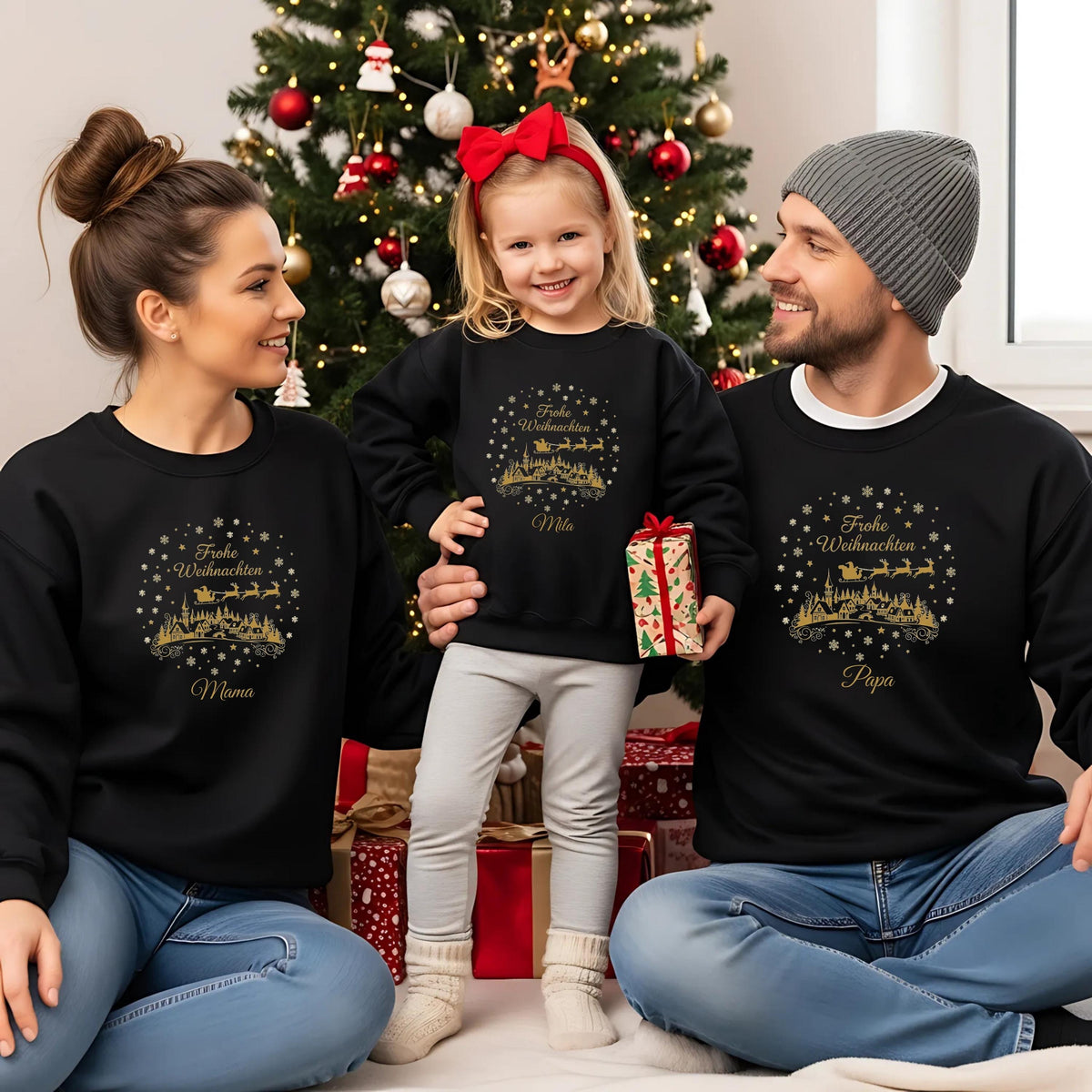 Weihnachtspullover Familie mit goldfarbenem Weihnachtsdorf, Rentierschlitten und „Frohe Weihnachten“-Schriftzug – ideal für personalisierte Partnerlook Weihnachten Outfits für Eltern, Kinder und Babys. Perfekt als Geschwisteroutfit oder Familienoutfit für Weihnachten. Motiv in edlem Gold-Look auf Pullover, T-Shirt oder Body – ein festliches Weihnachtsoutfit für die ganze Familie. Hochwertig, liebevoll und ideal als Geschenkidee. Familien-Weihnachtspullover individuell gestalten.