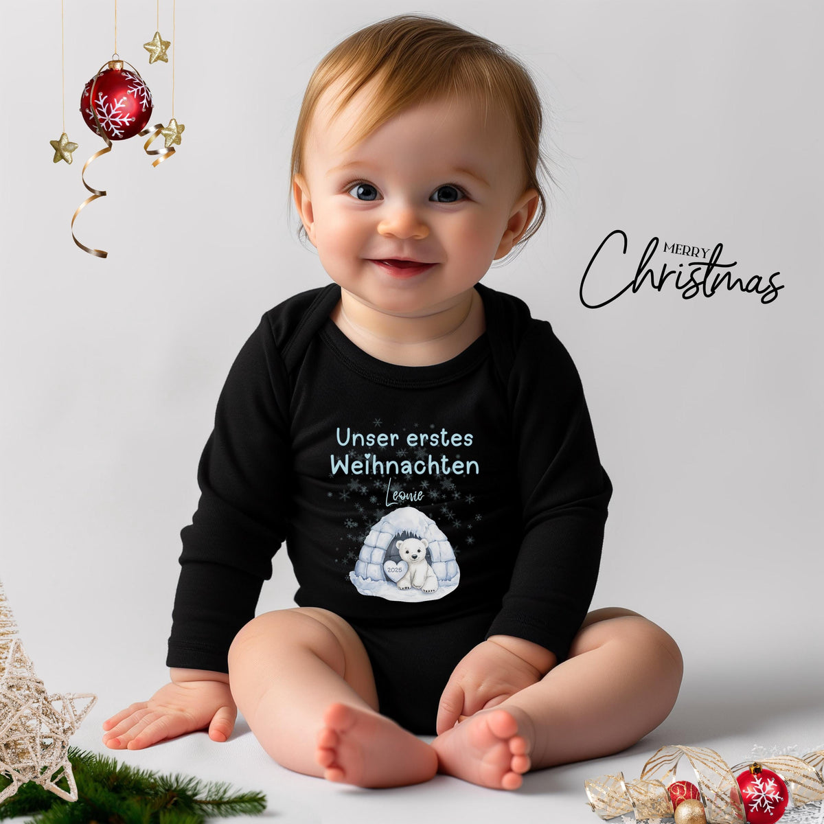Unser erstes Weihnachten Zwillinge – personalisierter Babybody aus 100 % Bio-Baumwolle, liebevoll bedruckt und perfekt als Weihnachtsoutfit für zwei kleine Wunder. Dieser Weihnachtsbody Zwillinge ist weich, hautfreundlich und ideal für Familienfotos, Heiligabend oder als Geschenk für Eltern und Großeltern. Ob als festlicher Langarm-Body, personalisiert mit Namen, oder als Erinnerungsstück fürs erste gemeinsame Weihnachtsfest – dieses nachhaltige Babygeschenk vereint doppelte Weihnachtsfreude.