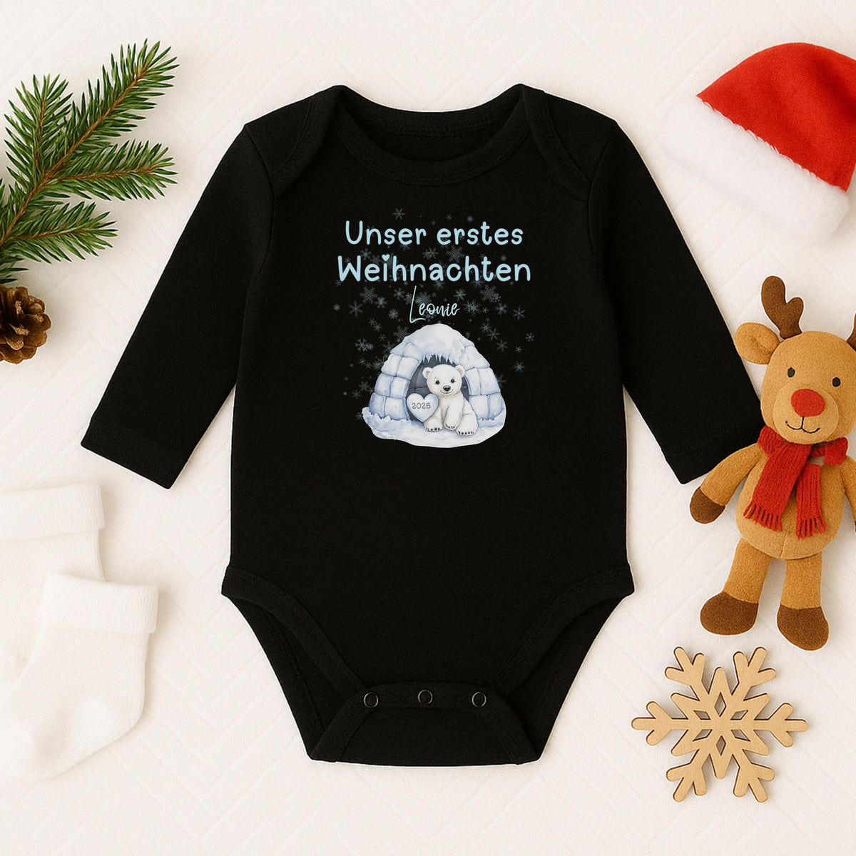 Unser erstes Weihnachten Zwillinge – personalisierter Babybody aus 100 % Bio-Baumwolle, liebevoll bedruckt und perfekt als Weihnachtsoutfit für zwei kleine Wunder. Dieser Weihnachtsbody Zwillinge ist weich, hautfreundlich und ideal für Familienfotos, Heiligabend oder als Geschenk für Eltern und Großeltern. Ob als festlicher Langarm-Body, personalisiert mit Namen, oder als Erinnerungsstück fürs erste gemeinsame Weihnachtsfest – dieses nachhaltige Babygeschenk vereint doppelte Weihnachtsfreude.
