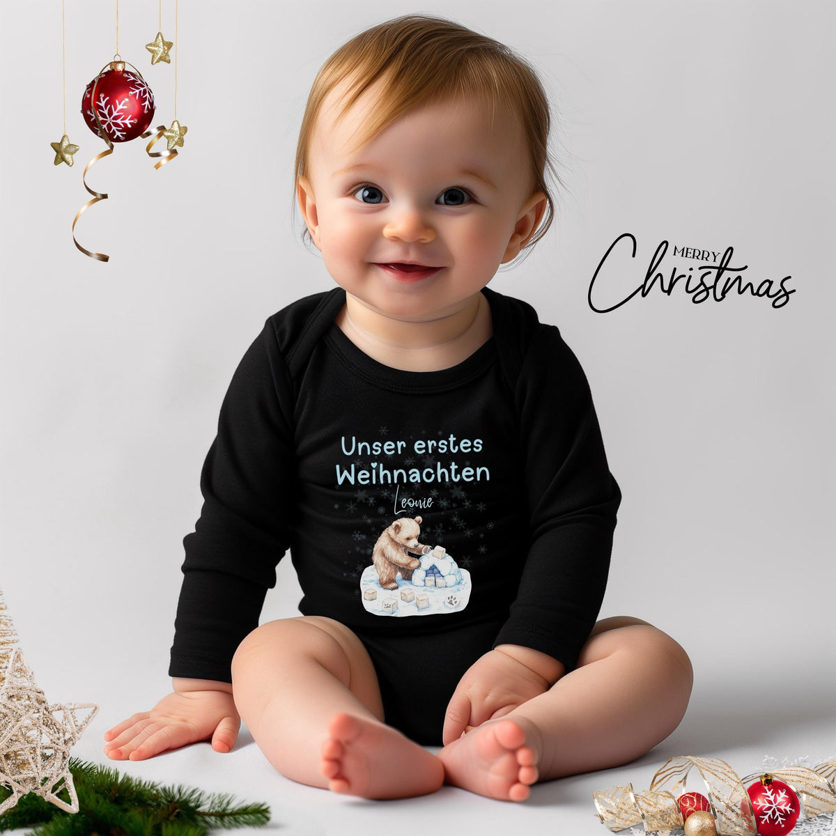 Zwei kleine Wunder feiern unser erstes Weihnachten: der personalisierte Weihnachtsbody Zwillinge besteht aus weicher, nachhaltiger Bio-Baumwolle und ist das ideale Outfit für Babys erstes Weihnachtsfest. Liebevoll gestaltet, mit Namen bedruckt und perfekt für Fotoshootings oder als Geschenkidee. Dieser Babybody Zwillinge Weihnachten bringt doppelte Liebe, doppelte Wärme und festliche Magie in jede Familie – ein hochwertiges Erinnerungsstück und Geschenk für Eltern, Paten oder Großeltern.
