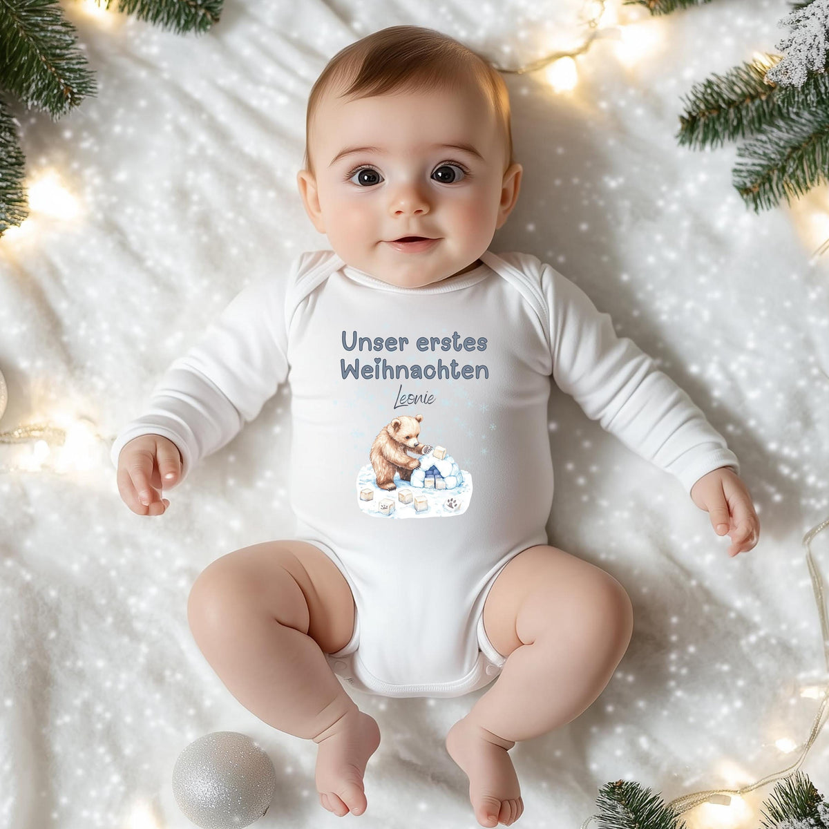 Zwei kleine Wunder feiern unser erstes Weihnachten: der personalisierte Weihnachtsbody Zwillinge besteht aus weicher, nachhaltiger Bio-Baumwolle und ist das ideale Outfit für Babys erstes Weihnachtsfest. Liebevoll gestaltet, mit Namen bedruckt und perfekt für Fotoshootings oder als Geschenkidee. Dieser Babybody Zwillinge Weihnachten bringt doppelte Liebe, doppelte Wärme und festliche Magie in jede Familie – ein hochwertiges Erinnerungsstück und Geschenk für Eltern, Paten oder Großeltern.