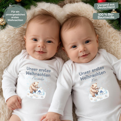 Zwei kleine Wunder feiern unser erstes Weihnachten: der personalisierte Weihnachtsbody Zwillinge besteht aus weicher, nachhaltiger Bio-Baumwolle und ist das ideale Outfit für Babys erstes Weihnachtsfest. Liebevoll gestaltet, mit Namen bedruckt und perfekt für Fotoshootings oder als Geschenkidee. Dieser Babybody Zwillinge Weihnachten bringt doppelte Liebe, doppelte Wärme und festliche Magie in jede Familie – ein hochwertiges Erinnerungsstück und Geschenk für Eltern, Paten oder Großeltern.