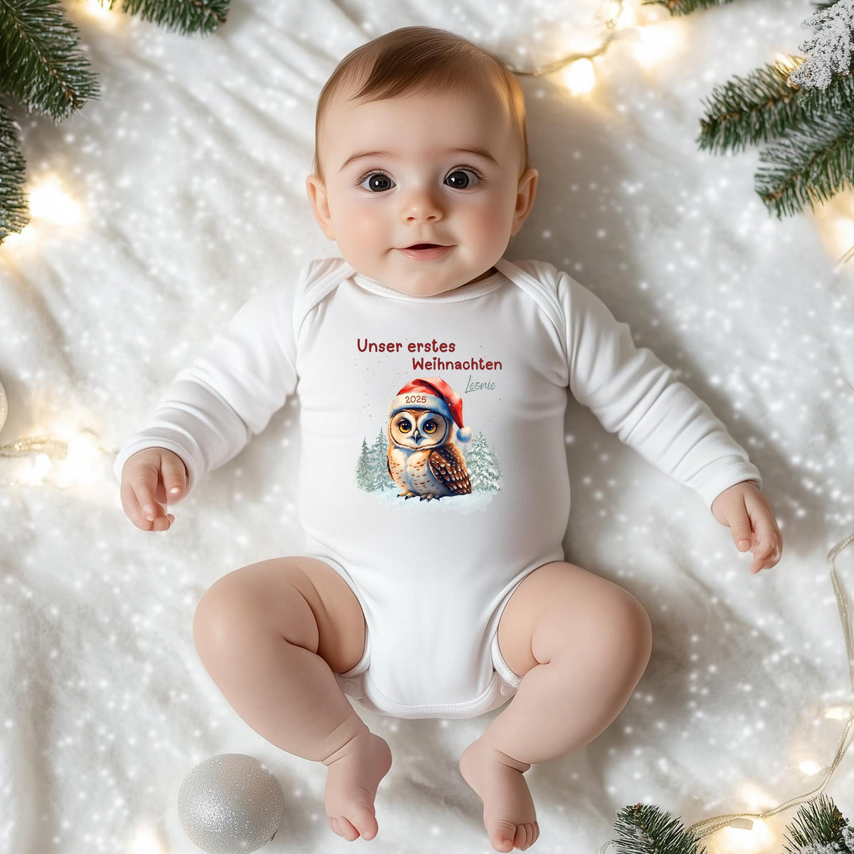 Ein Body, zwei Herzen – der Langarm-Babybody „Unser erstes Weihnachten Zwillinge“ ist ein festliches Weihnachtsoutfit für Babys. Gefertigt aus 100 % Bio-Baumwolle, personalisierbar mit Namen, nachhaltig und hautfreundlich. Perfekt für Familienfotos, als Geschenkidee oder als Andenken an das erste gemeinsame Weihnachtsfest. Dieser Weihnachtsbody Zwillinge personalisiert vereint Stil, Liebe und Nachhaltigkeit – das ideale Geschenk Weihnachten Baby.
