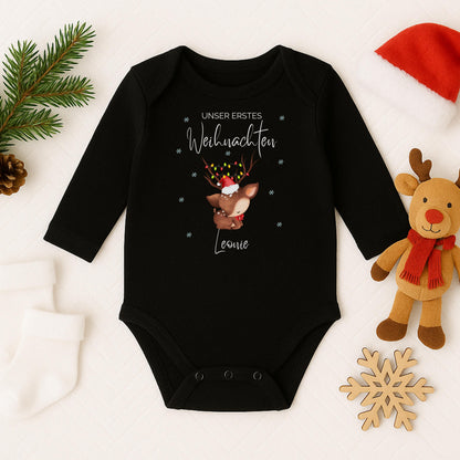 Erstes Weihnachten zu zweit – der Babybody „Unser erstes Weihnachten Zwillinge“ ist das perfekte Weihnachtsoutfit für Babys. Gefertigt aus Bio-Baumwolle, personalisierbar mit Namen und liebevoll bedruckt. Ideal für Fotoshootings, Familienfeste oder als Geschenk für Eltern. Dieser Weihnachtsbody Zwillinge personalisiert symbolisiert doppelte Liebe, Geborgenheit und festliche Freude – ein nachhaltiges Erinnerungsstück für Babys erstes Weihnachten.