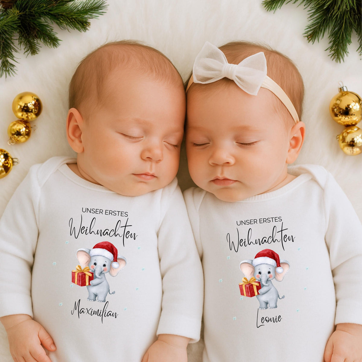 Zwei kleine Engel feiern unser erstes Weihnachten – der Babybody Zwillinge Weihnachten ist ein personalisierbares Weihnachtsoutfit aus Bio-Baumwolle. Weich, langlebig und hautfreundlich, ideal für Familienfotos, Heiligabend oder als Geschenkidee. Dieses liebevoll gestaltete Weihnachtsgeschenk Zwillinge bringt doppelte Wärme, Liebe und Freude ins Fest – ein unvergessliches Erinnerungsstück für Eltern und Großeltern. Weihnachtsbody Zwillinge Geschenkidee Baby Outfit