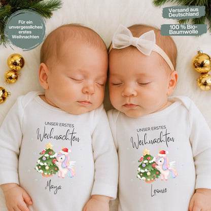 Unser erstes Weihnachten Zwillinge – ein Body voller Liebe und Erinnerungen. Dieser personalisierte Weihnachtsbody besteht aus Bio-Baumwolle, ist kuschelweich, nachhaltig und mit Namen bedruckbar. Ideal für Fotos, Feiern oder als Geschenk für Eltern. Ein emotionales Weihnachtsoutfit, das doppelte Freude schenkt – für Babys erstes gemeinsames Weihnachtsfest und unvergessliche Momente. Der Babybody „Unser erstes Weihnachten Zwillinge“ ist das ideale Weihnachtsoutfit für Babys. Body Zwillinge