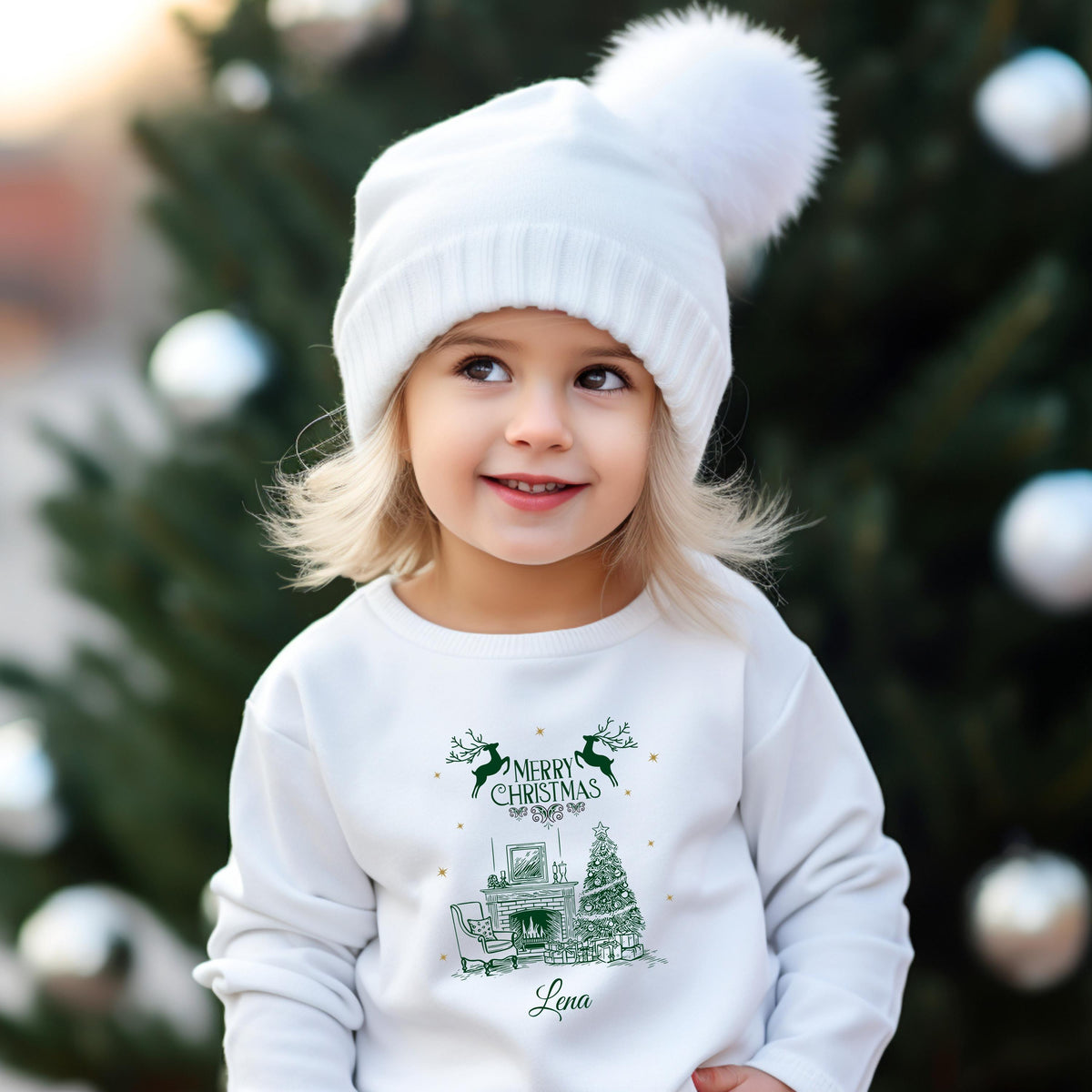 Personalisierter Weihnachtspullover mit nostalgischem Kaminzimmer, geschmücktem Weihnachtsbaum, Rentieren und Geschenken – ideal als Familienoutfit für Weihnachten. Der Partnerlook für Eltern, Kinder und Babys ist perfekt für Familienfotos, Geschwisteroutfits und feierliche Tage. Ob als Winterpullover, Sweatshirt, Body oder T-Shirt: Das personalisierbare Weihnachtsoutfit mit Name ist ein liebevolles Geschenk für Mama, Papa, Kinder oder Großeltern – für festliche Erinnerungen im Familienlook.