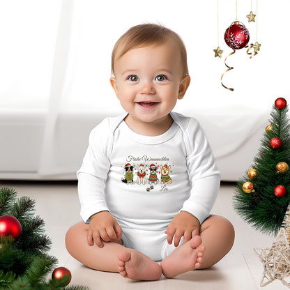Personalisierter Weihnachtspullover mit Hunde-Motiv „Frohe Waunachten“ – ideal für Familien mit Hundeliebe. Vier niedliche Hunde in Weihnachtskleidung, ergänzt durch festliche Deko, Schriftzug und individuellen Namen. Perfektes Weihnachtsoutfit für Hundebesitzer, Eltern, Kinder und Babys im Partnerlook Weihnachten. Erhältlich als Pullover, Shirt oder Body – auch als Geschwisteroutfit Weihnachten oder Geschenk für Hundeliebhaber geeignet. Personalisiertes Familienoutfit mit Herz und Humor.