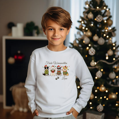 Personalisierter Weihnachtspullover mit Hunde-Motiv „Frohe Waunachten“ – ideal für Familien mit Hundeliebe. Vier niedliche Hunde in Weihnachtskleidung, ergänzt durch festliche Deko, Schriftzug und individuellen Namen. Perfektes Weihnachtsoutfit für Hundebesitzer, Eltern, Kinder und Babys im Partnerlook Weihnachten. Erhältlich als Pullover, Shirt oder Body – auch als Geschwisteroutfit Weihnachten oder Geschenk für Hundeliebhaber geeignet. Personalisiertes Familienoutfit mit Herz und Humor.