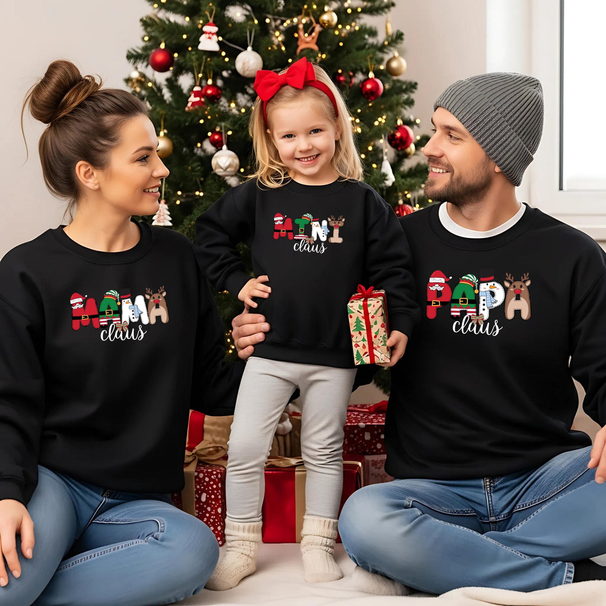 Weihnachtspullover mit bunten Buchstaben für die ganze Familie – personalisierbar mit „Papa Claus“, „Mama Claus“, „Mini Claus“ u.a. Ideal als Familienoutfit zu Weihnachten, Geschwister-Outfit oder Matching-Look für Heiligabend. Perfekt für Weihnachtsfotos, festliche Anlässe oder als Geschenkidee. Liebevoll gestaltetes Design mit Rentier, Schneemann, Weihnachtsmann und Details auf – für Eltern Kinder und Babys. Partnerlook Weihnachten, Familienlook Weihnachten personalisierbares Weihnachtsoutfit.
