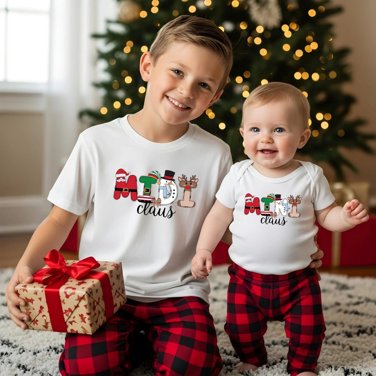 Weihnachtspullover mit bunten Buchstaben für die ganze Familie – personalisierbar mit „Papa Claus“, „Mama Claus“, „Mini Claus“ u.a. Ideal als Familienoutfit zu Weihnachten, Geschwister-Outfit oder Matching-Look für Heiligabend. Perfekt für Weihnachtsfotos, festliche Anlässe oder als Geschenkidee. Liebevoll gestaltetes Design mit Rentier, Schneemann, Weihnachtsmann und Details auf – für Eltern Kinder und Babys. Partnerlook Weihnachten, Familienlook Weihnachten personalisierbares Weihnachtsoutfit.