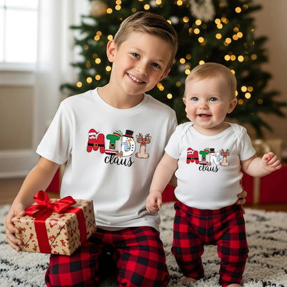 Weihnachtspullover mit bunten Buchstaben für die ganze Familie – personalisierbar mit „Papa Claus“, „Mama Claus“, „Mini Claus“ u.a. Ideal als Familienoutfit zu Weihnachten, Geschwister-Outfit oder Matching-Look für Heiligabend. Perfekt für Weihnachtsfotos, festliche Anlässe oder als Geschenkidee. Liebevoll gestaltetes Design mit Rentier, Schneemann, Weihnachtsmann und Details auf – für Eltern Kinder und Babys. Partnerlook Weihnachten, Familienlook Weihnachten personalisierbares Weihnachtsoutfit.