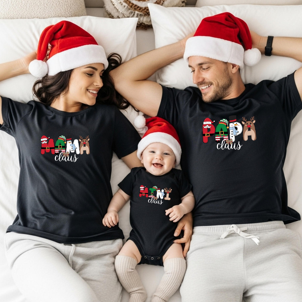 Weihnachtspullover mit bunten Buchstaben für die ganze Familie – personalisierbar mit „Papa Claus“, „Mama Claus“, „Mini Claus“ u.a. Ideal als Familienoutfit zu Weihnachten, Geschwister-Outfit oder Matching-Look für Heiligabend. Perfekt für Weihnachtsfotos, festliche Anlässe oder als Geschenkidee. Liebevoll gestaltetes Design mit Rentier, Schneemann, Weihnachtsmann und Details auf – für Eltern Kinder und Babys. Partnerlook Weihnachten, Familienlook Weihnachten personalisierbares Weihnachtsoutfit.