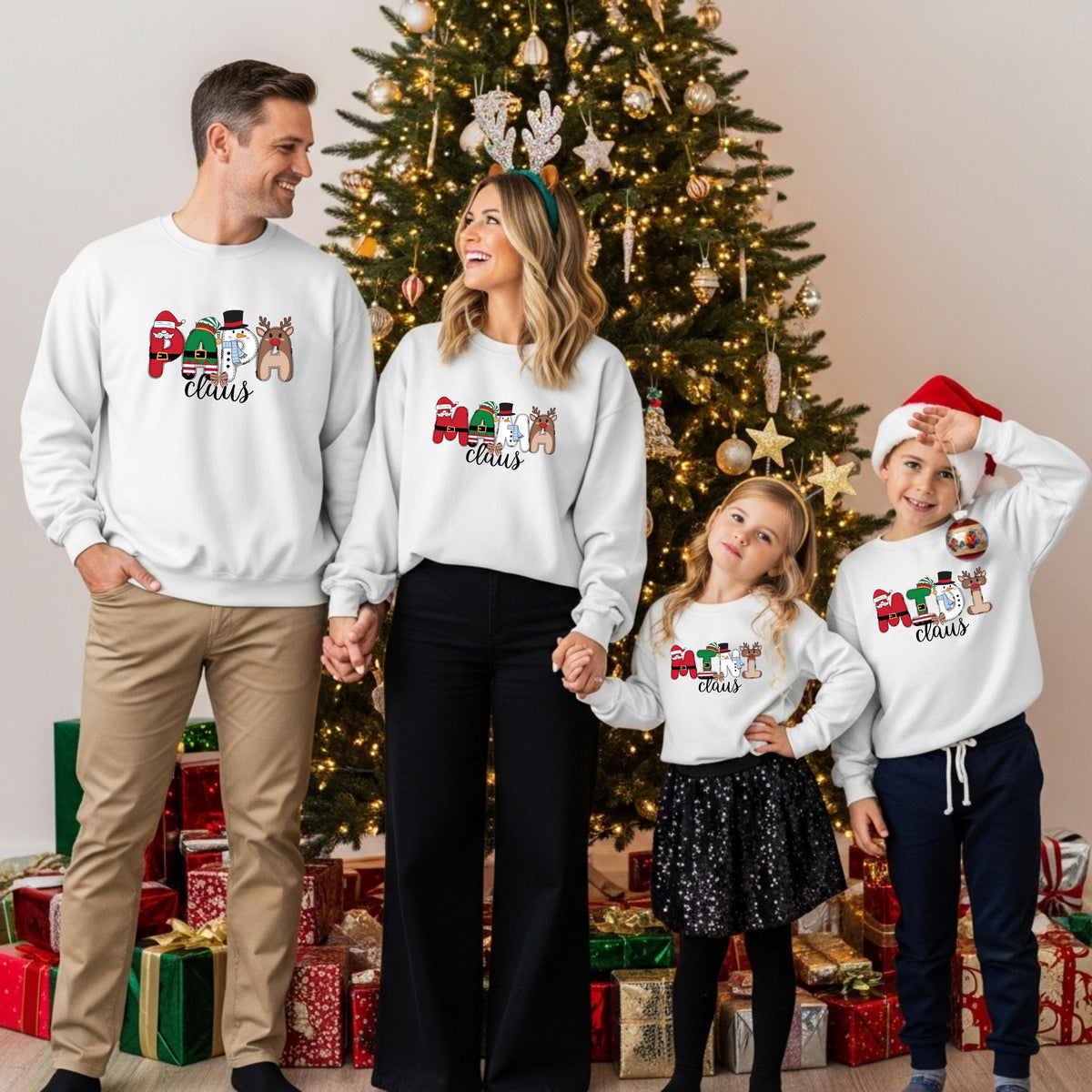 Weihnachtspullover mit bunten Buchstaben für die ganze Familie – personalisierbar mit „Papa Claus“, „Mama Claus“, „Mini Claus“ u.a. Ideal als Familienoutfit zu Weihnachten, Geschwister-Outfit oder Matching-Look für Heiligabend. Perfekt für Weihnachtsfotos, festliche Anlässe oder als Geschenkidee. Liebevoll gestaltetes Design mit Rentier, Schneemann, Weihnachtsmann und Details auf – für Eltern Kinder und Babys. Partnerlook Weihnachten, Familienlook Weihnachten personalisierbares Weihnachtsoutfit.