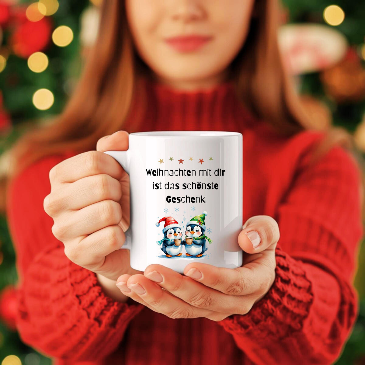 Weihnachtstasse mit Spruch „Weihnachten mit dir ist das schönste Geschenk“ als originelle Geschenkidee für Freundin, Partnerin, Kollegin oder Ehefrau. Die Kaffeetasse zeigt zwei niedliche Pinguine mit Weihnachtsmütze, die Kakao halten – perfekt für Winter, Advent und Weihnachtszeit. Lustige Tasse Weihnachten für Paare, Familien, Büro oder Zuhause. Hochwertiger Keramikbecher, ideal als kleines Geschenk, Wichtelgeschenk oder Weihnachtsgeschenk für Frauen, Pinguin-Fans, Kollegen, Kaffeeliebhaber.