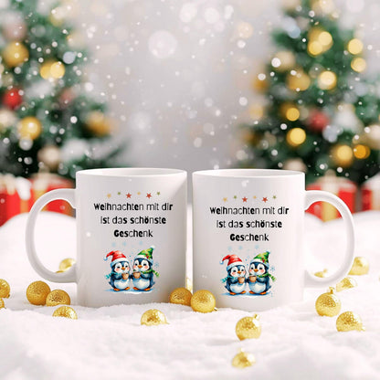 Weihnachtstasse mit Spruch „Weihnachten mit dir ist das schönste Geschenk“ als originelle Geschenkidee für Freundin, Partnerin, Kollegin oder Ehefrau. Die Kaffeetasse zeigt zwei niedliche Pinguine mit Weihnachtsmütze, die Kakao halten – perfekt für Winter, Advent und Weihnachtszeit. Lustige Tasse Weihnachten für Paare, Familien, Büro oder Zuhause. Hochwertiger Keramikbecher, ideal als kleines Geschenk, Wichtelgeschenk oder Weihnachtsgeschenk für Frauen, Pinguin-Fans, Kollegen, Kaffeeliebhaber.