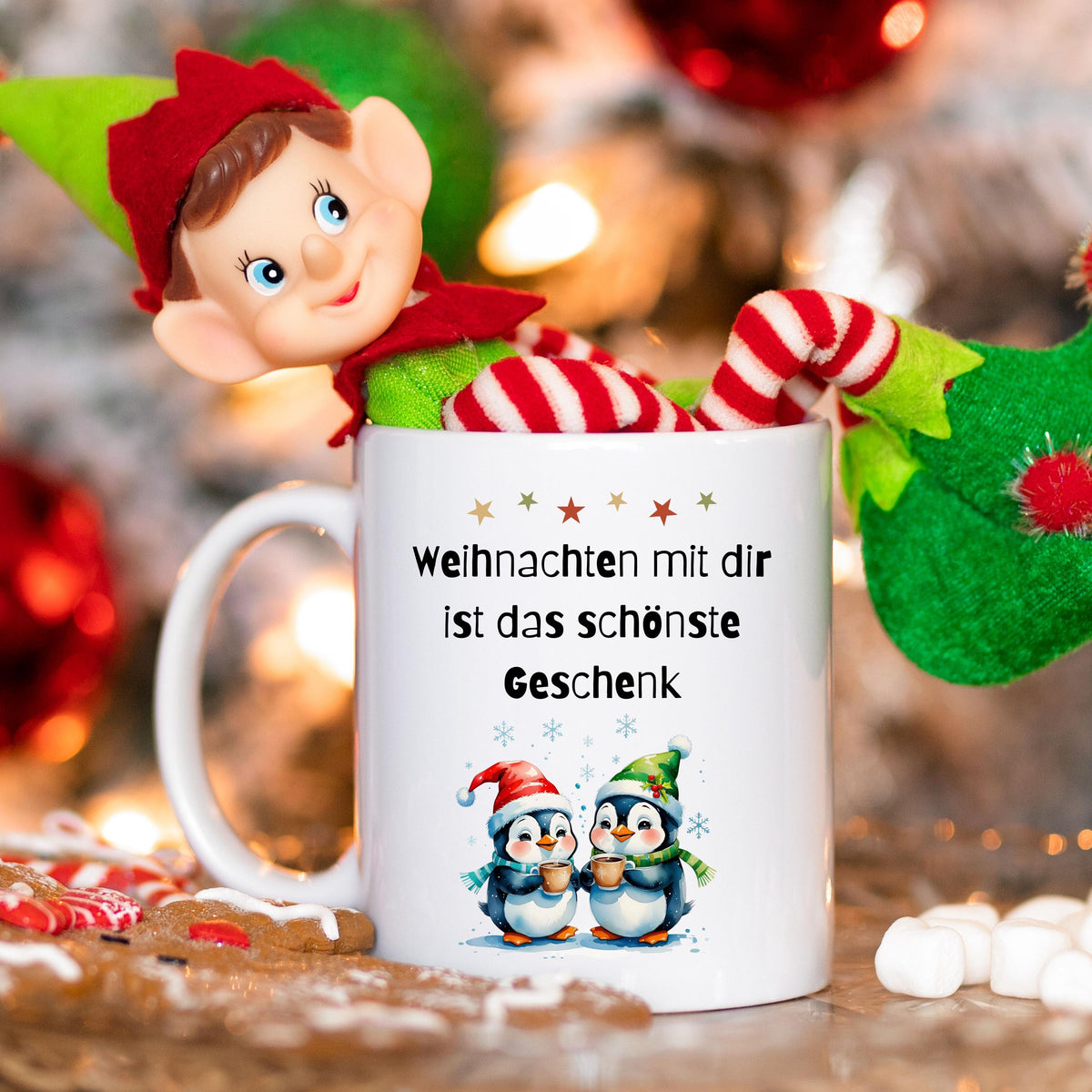 Weihnachtstasse mit Spruch „Weihnachten mit dir ist das schönste Geschenk“ als originelle Geschenkidee für Freundin, Partnerin, Kollegin oder Ehefrau. Die Kaffeetasse zeigt zwei niedliche Pinguine mit Weihnachtsmütze, die Kakao halten – perfekt für Winter, Advent und Weihnachtszeit. Lustige Tasse Weihnachten für Paare, Familien, Büro oder Zuhause. Hochwertiger Keramikbecher, ideal als kleines Geschenk, Wichtelgeschenk oder Weihnachtsgeschenk für Frauen, Pinguin-Fans, Kollegen, Kaffeeliebhaber.