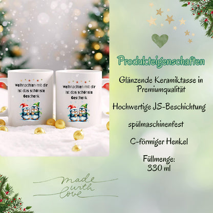Weihnachtstasse mit Spruch „Weihnachten mit dir ist das schönste Geschenk“ als originelle Geschenkidee für Freundin, Partnerin, Kollegin oder Ehefrau. Die Kaffeetasse zeigt zwei niedliche Pinguine mit Weihnachtsmütze, die Kakao halten – perfekt für Winter, Advent und Weihnachtszeit. Lustige Tasse Weihnachten für Paare, Familien, Büro oder Zuhause. Hochwertiger Keramikbecher, ideal als kleines Geschenk, Wichtelgeschenk oder Weihnachtsgeschenk für Frauen, Pinguin-Fans, Kollegen, Kaffeeliebhaber.